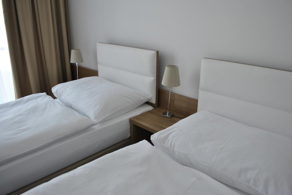 Hotel Golf Jezera Ostrozská Nová Ves Exterior foto