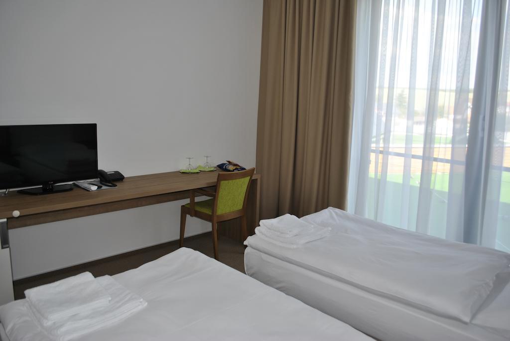 Hotel Golf Jezera Ostrozská Nová Ves Exterior foto