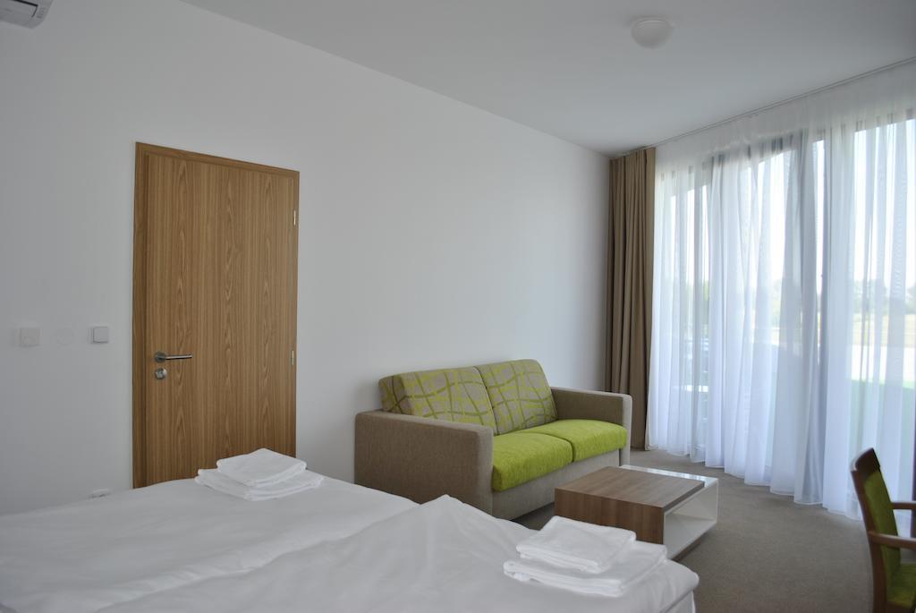 Hotel Golf Jezera Ostrozská Nová Ves Exterior foto