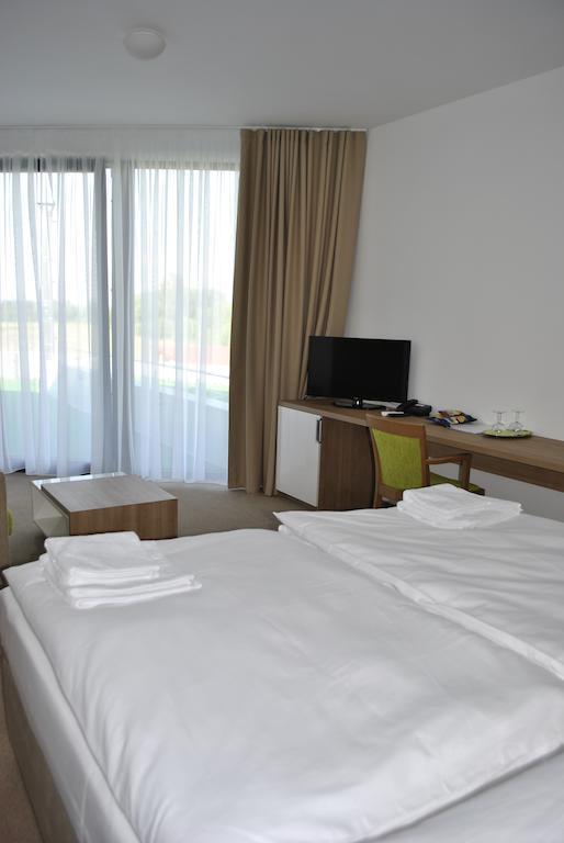 Hotel Golf Jezera Ostrozská Nová Ves Exterior foto
