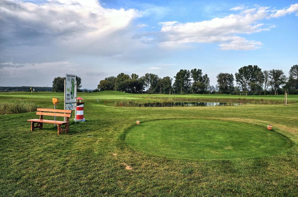 Hotel Golf Jezera Ostrozská Nová Ves Exterior foto